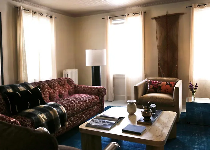 Kingston Carriage House